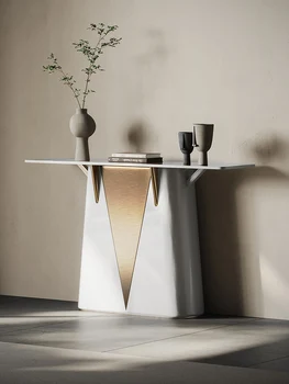 Легкий роскошный входной столик в итальянском стиле с дизайном каменной плиты, облицовывающей стену. Столик в коридоре с декоративным столиком